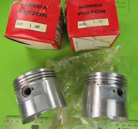 13103-287-004 Rocky Honda Cb350 Cl350 Pistons And Wrist Pins Nos 1.00 Over
