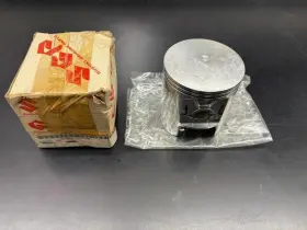 12110-41202-050 Suzuki New Piston .50mm 76-77 Rm370 12110-41202-050 Suzuki New Piston .50mm 76-77 Rm370