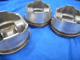 T1120700 Triumph 1997 Daytona T595 955i Engine Pistons With Rings. 3 Pieces X3
