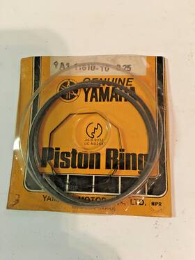 Yamaha 1a1-11610-10-00 Genuine Nos 1976-78 Rd400 1st O/s Piston Ring Set Oem