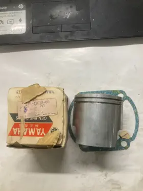 275-11638-00-00 Yamaha Nos 275-11638-00. Oem Piston. 1.00os And Base Gasket Rt1. Rt1b